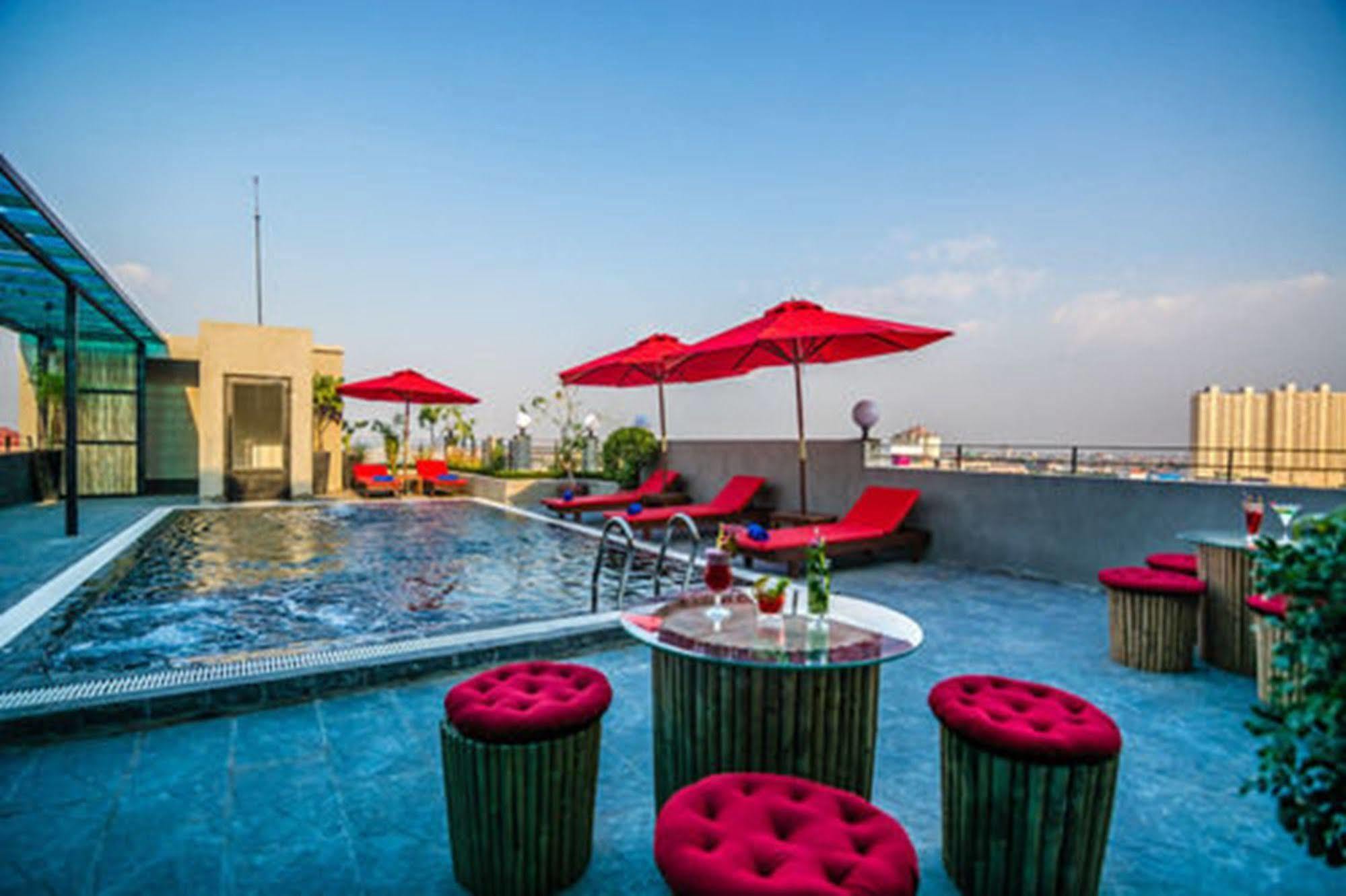 Diamond Palace Resort & Sky Bar Phnom Penh Exterior photo