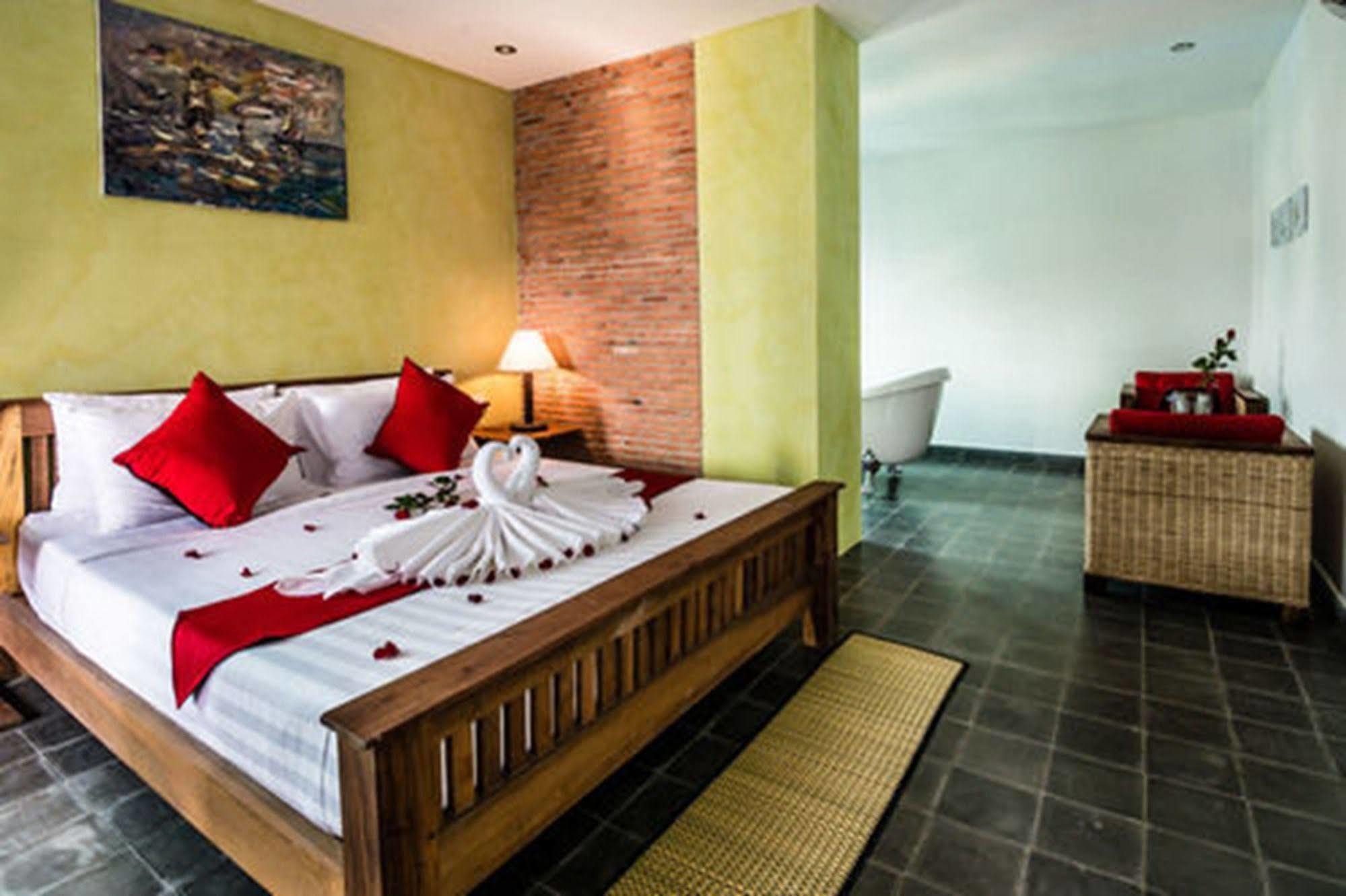 Diamond Palace Resort & Sky Bar Phnom Penh Exterior photo